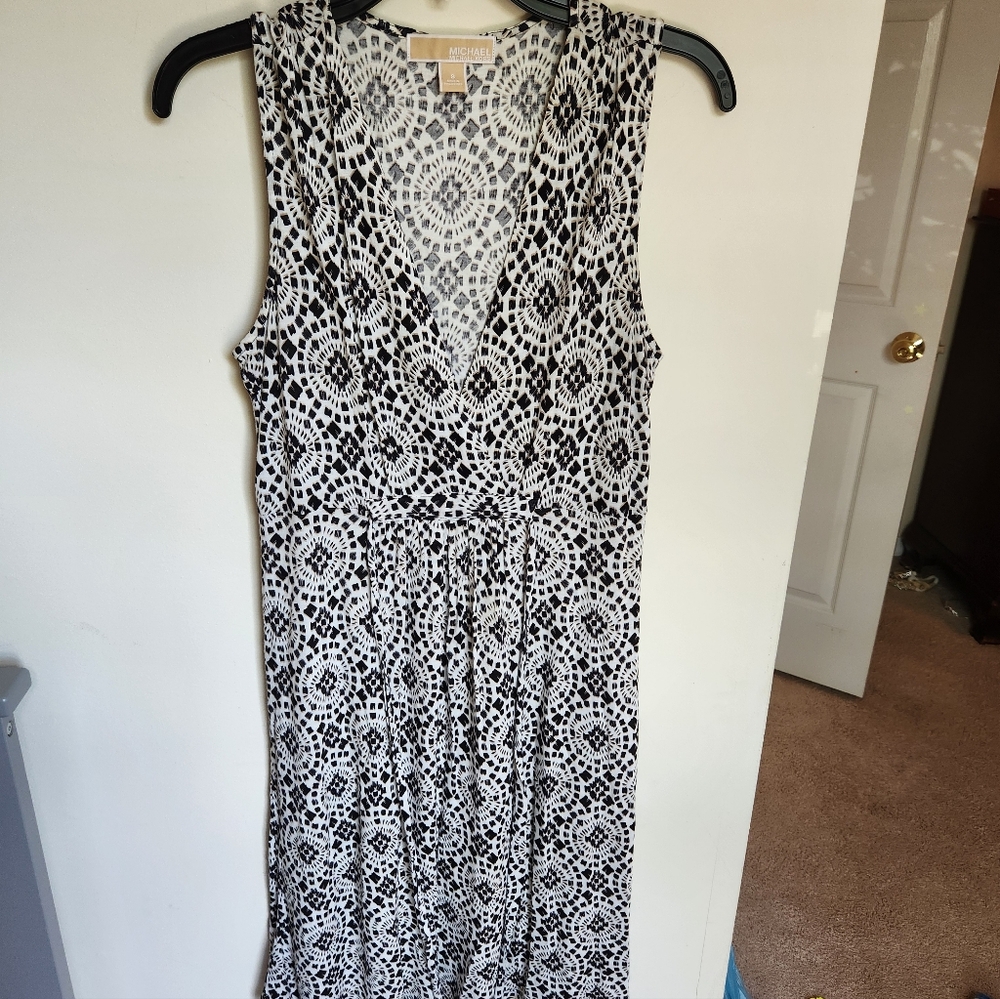 Michael Kors Black and White Geometric Sleeveless V Neck Dress Size Small
